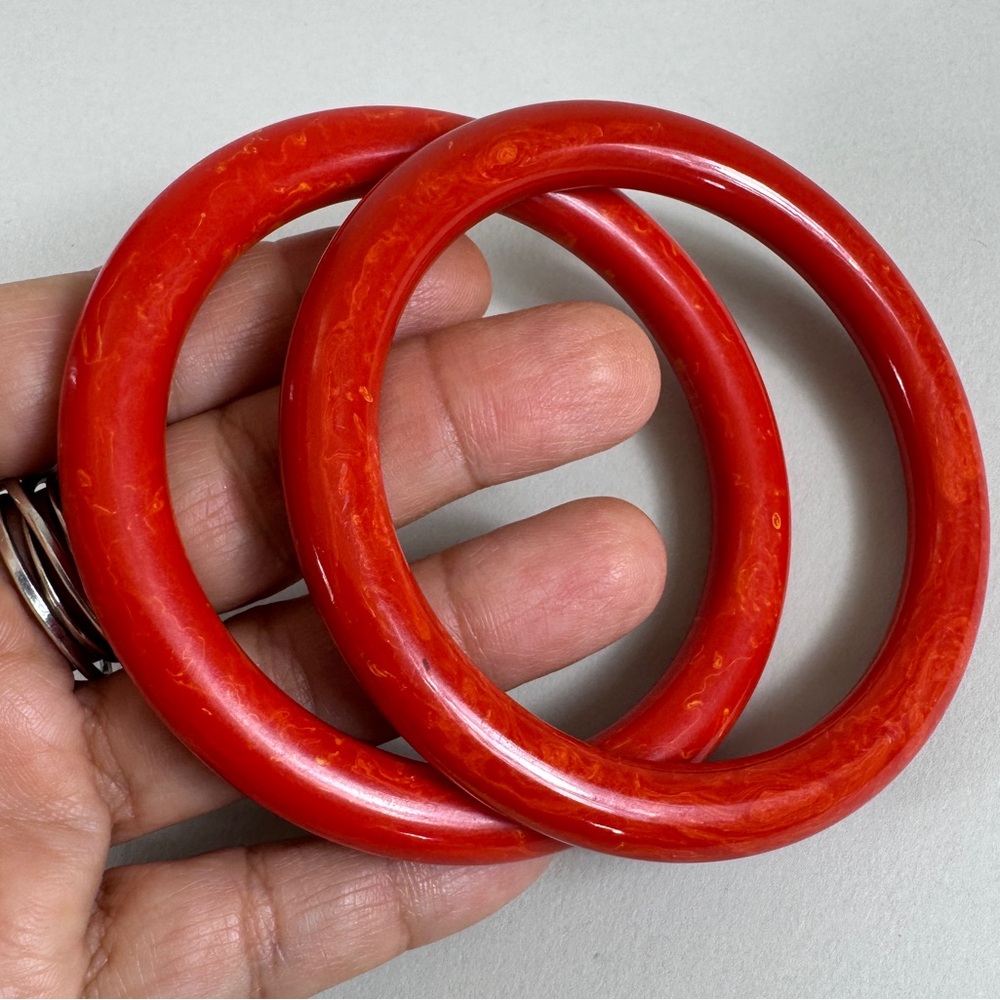 2 Bakelite Bangle Bracelets in marbled red-orange
Rare
Vintage 
Collectible